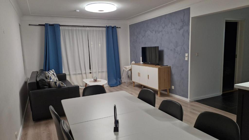 TV a/nebo společenská místnost v ubytování Guesthouse Maximilian
