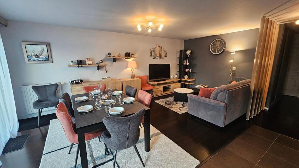 un salon avec une table, des chaises et un canapé dans l'établissement Le Repaire Malouin, à Saint-Malo