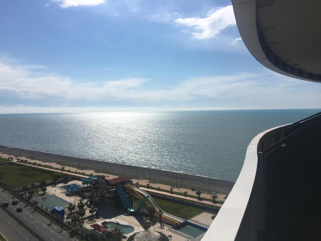 D&D Sea View First Line Apartments در باتومی
