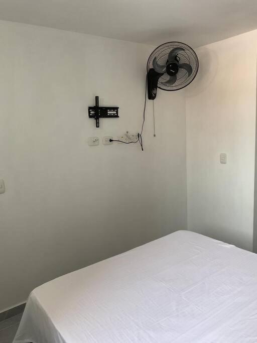 Rúm í herbergi á Excelente Apartamento Familiar en Sector Residencial