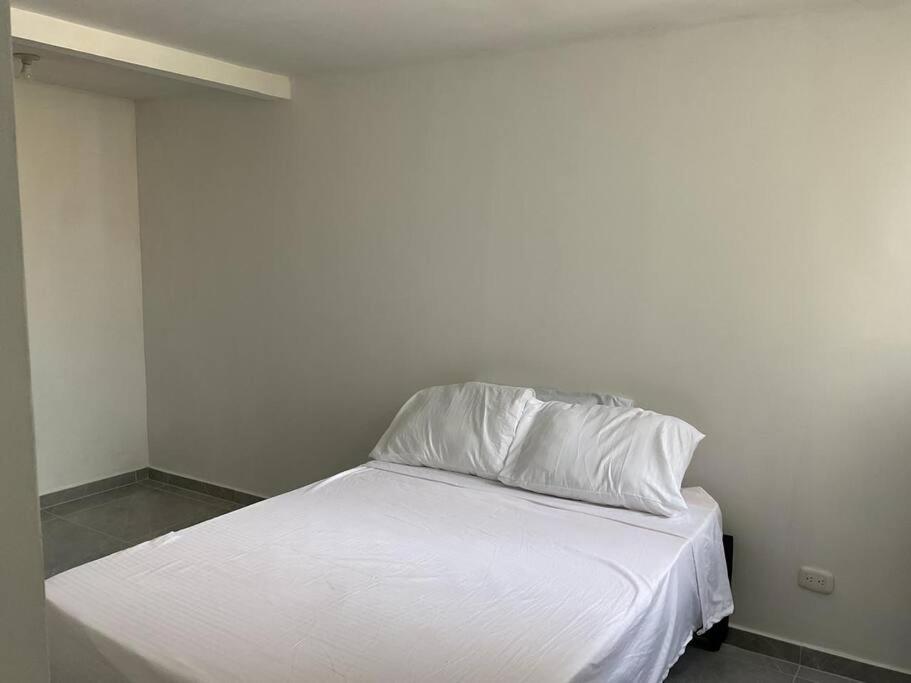 Rúm í herbergi á Excelente Apartamento Familiar en Sector Residencial