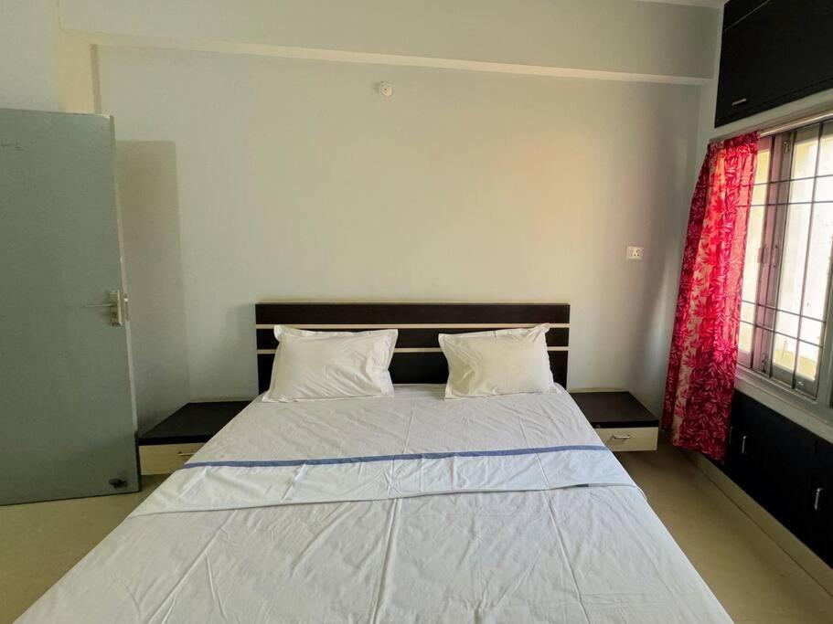 Postel nebo postele na pokoji v ubytování Fresh & Spacious 2BHK 401