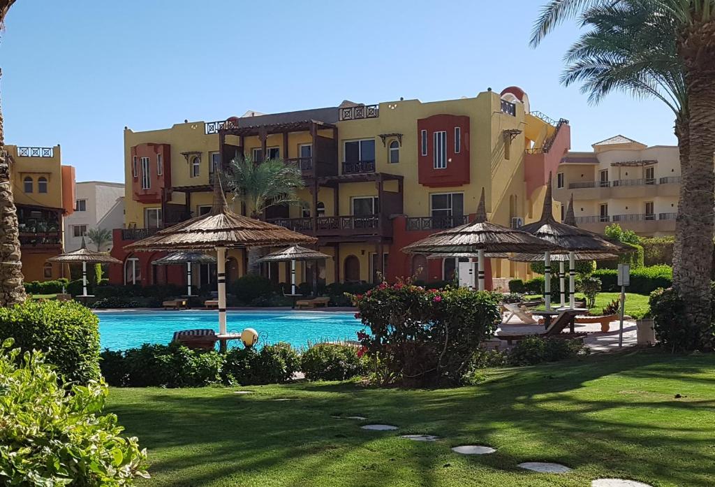 ein Resort mit einem Pool und einigen Gebäuden in der Unterkunft Gamal SEA BEACH Flat in Sharm El Sheikh