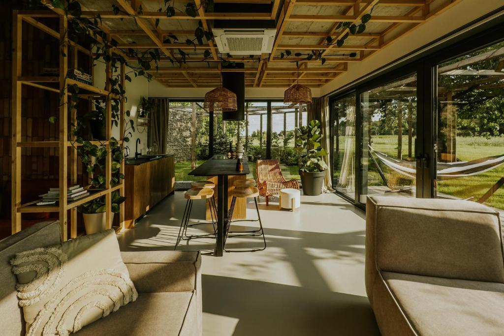 ein Wohnzimmer mit Sofa und Tisch in der Unterkunft W POLACH in Nałęczów