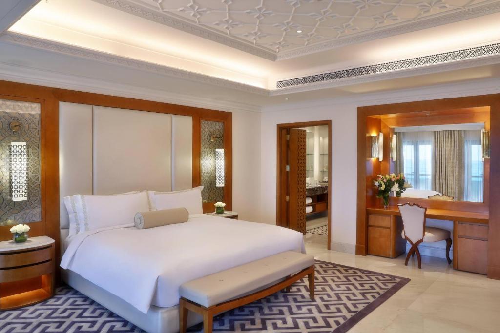 Postel nebo postele na pokoji v ubytování Al Bustan Palace, a Ritz-Carlton Hotel