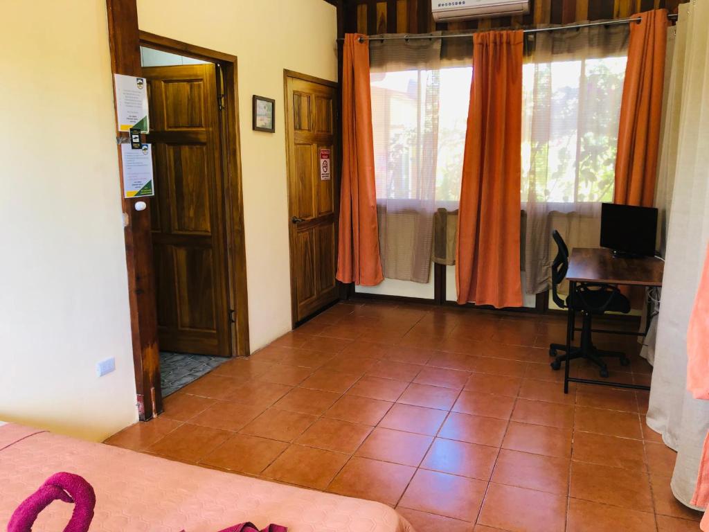 TV a/nebo společenská místnost v ubytování Hotel Cocodrilo Sierpe