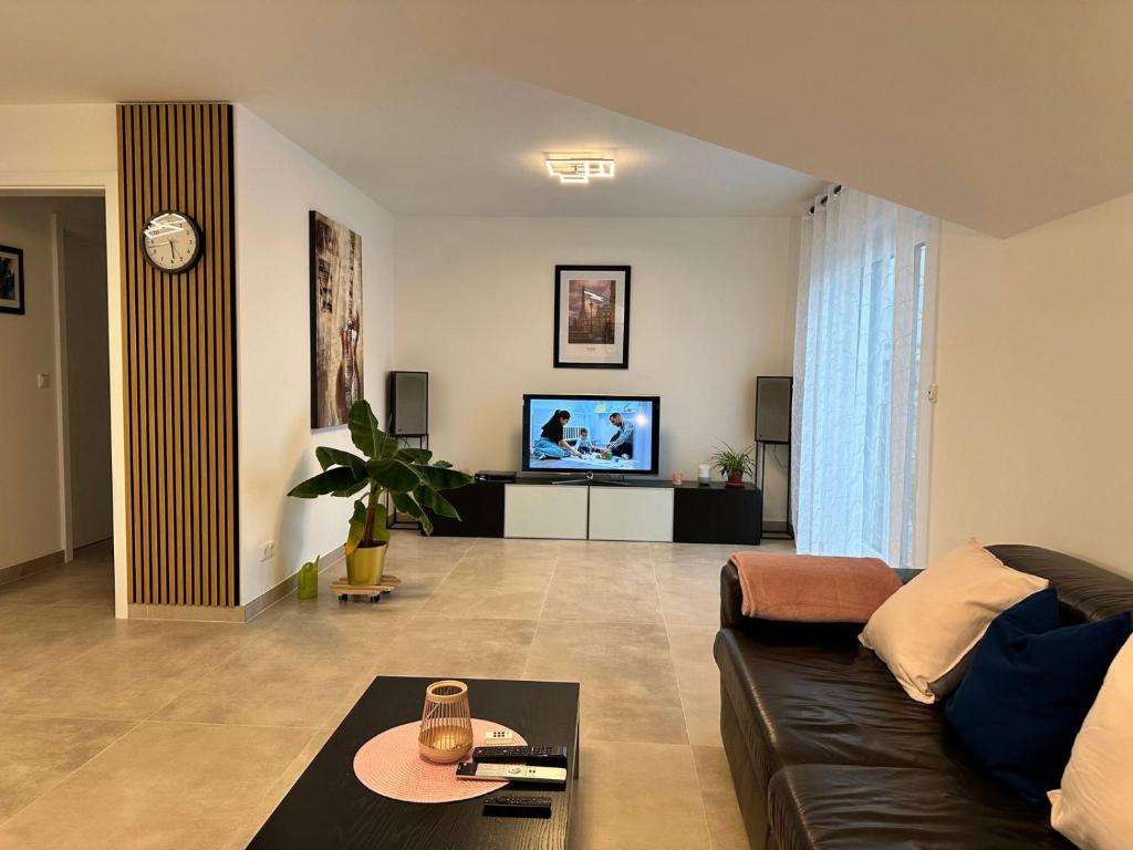 Μια τηλεόραση ή/και κέντρο ψυχαγωγίας στο Family apartment in Erlensee - Autobahn A45 A66 - Frankfurt Airport FRA