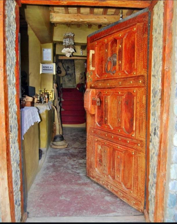 an old wooden door in a room with a room at Maison d'hōte DAR Awlim in Taroudant
