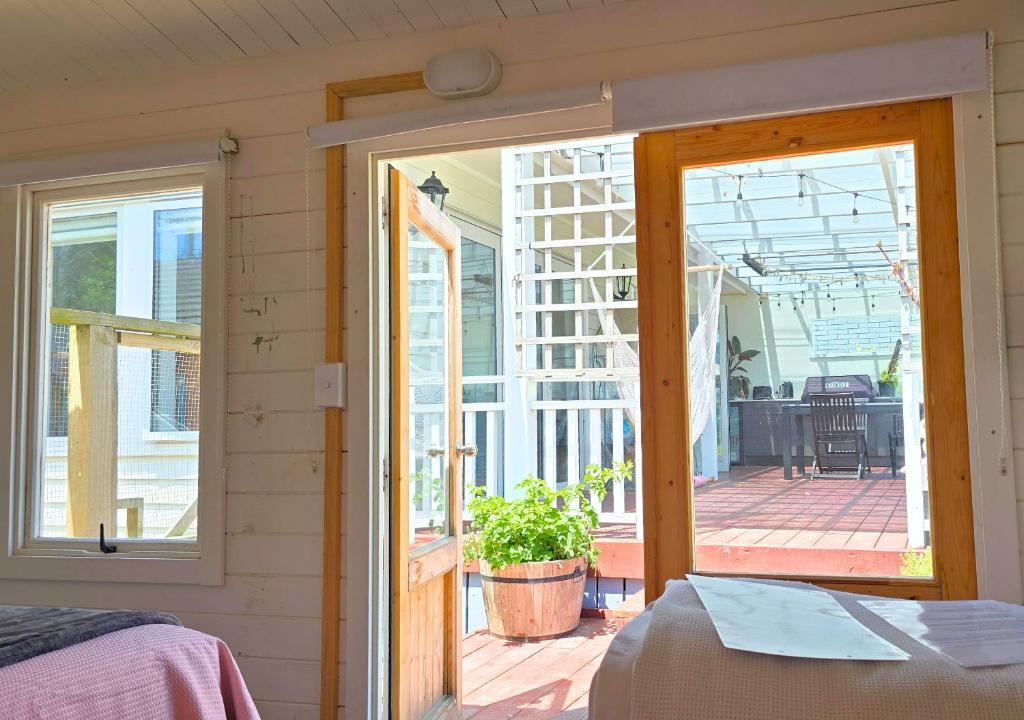 Balkón nebo terasa v ubytování Tairua Garden Hideaway - Homestay with Private Room
