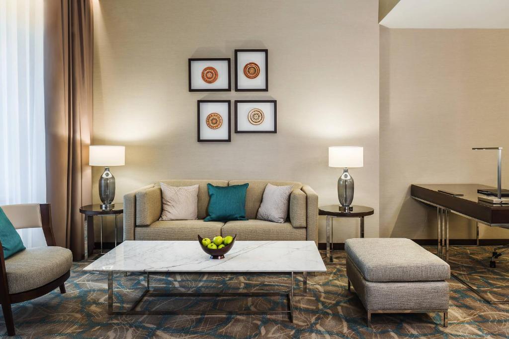 O zonă de relaxare la JW Marriott Bucharest Grand Hotel
