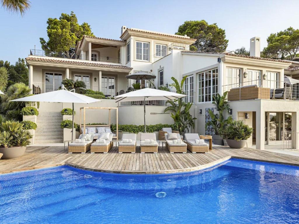 Bazén v ubytování Villa in Mallorca with Port Views & Saltwater Pool nebo v jeho okolí