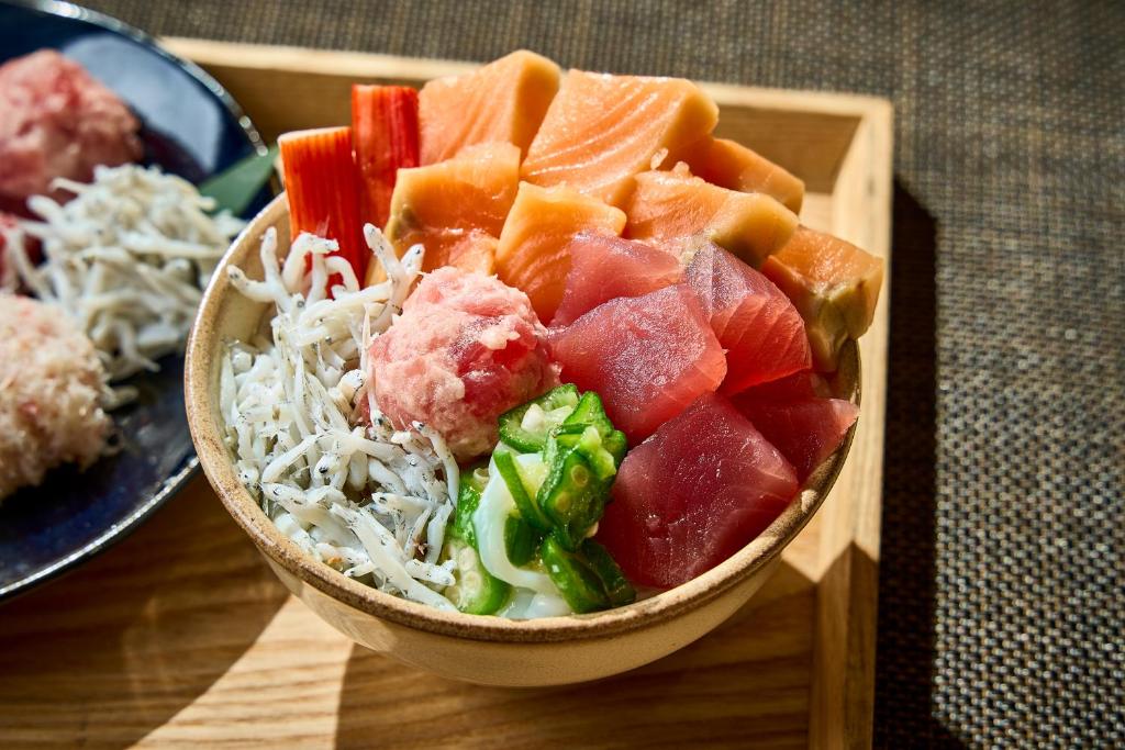 大阪市にあるホテルソビアル大阪 ドーム前の食器(果物、米)