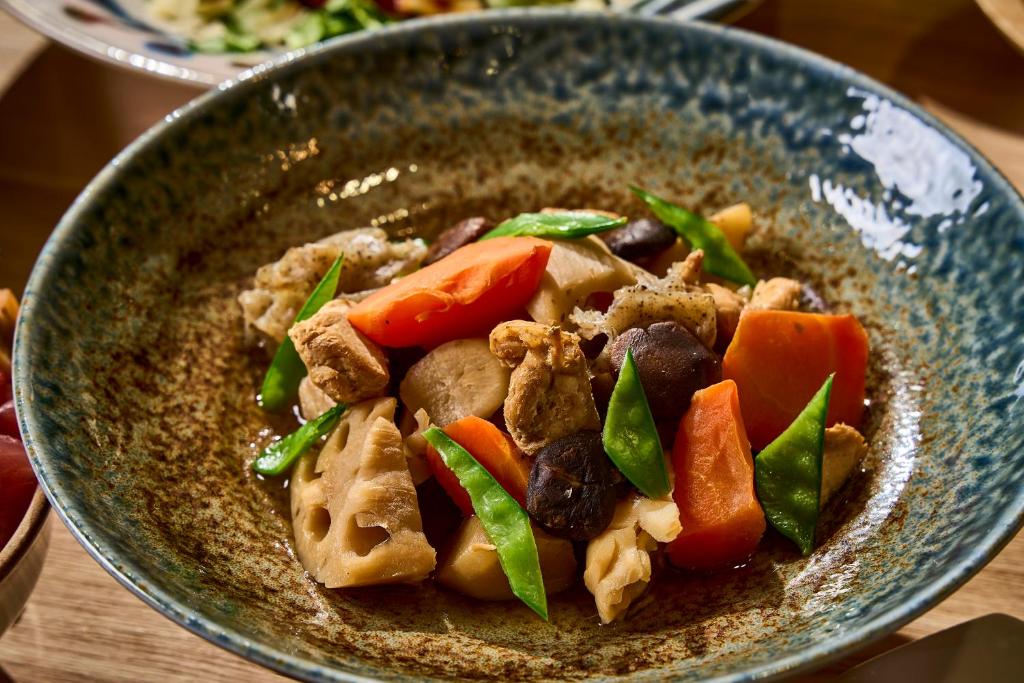 ホテルの敷地内または近くでの食事または食べ物