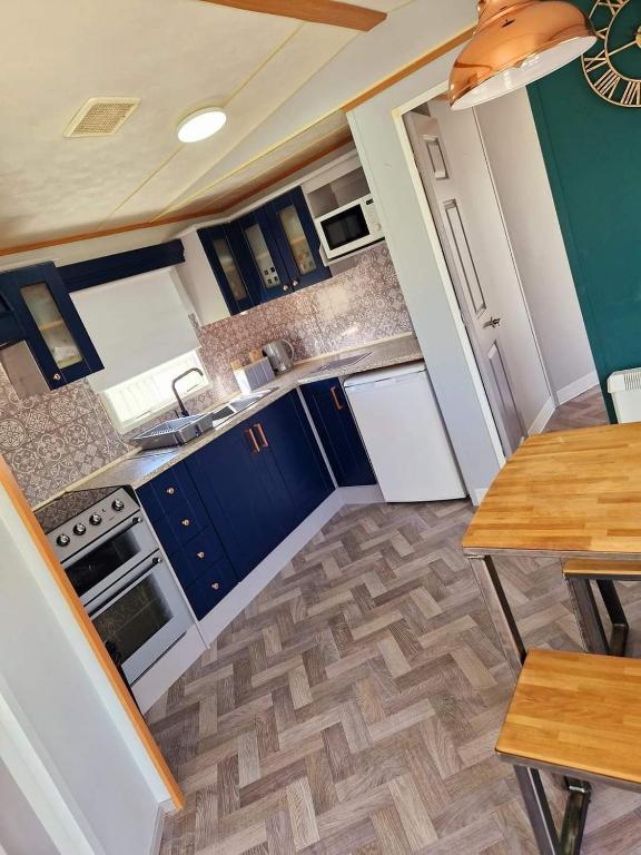 Kuchyň nebo kuchyňský kout v ubytování L & J Caravan Skegness