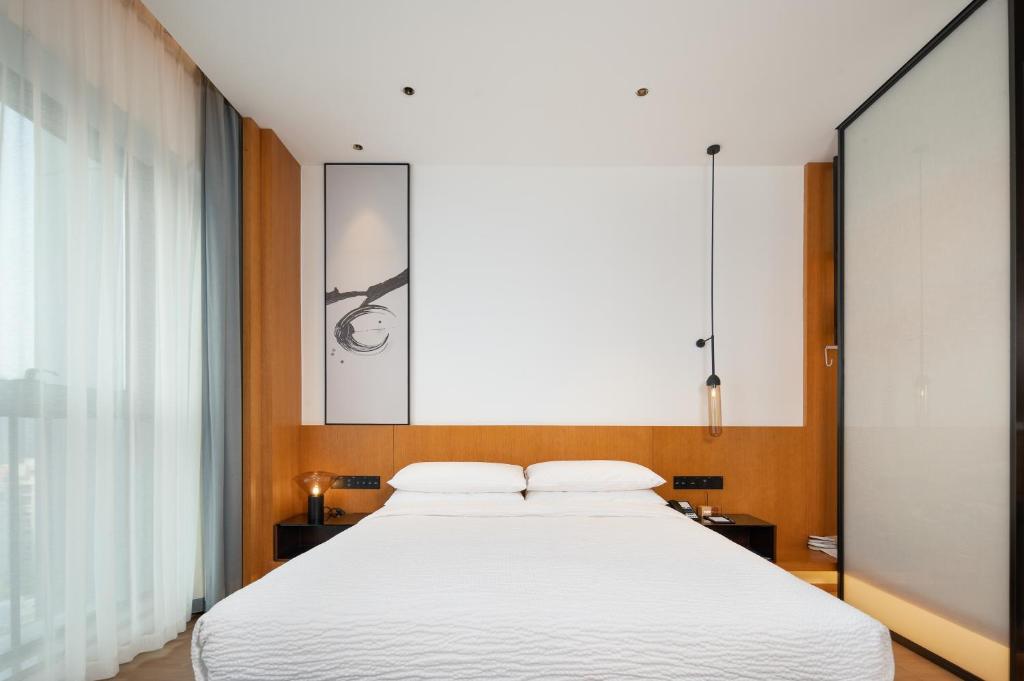 Postel nebo postele na pokoji v ubytování Fairfield by Marriott Zhuhai Xiangzhou