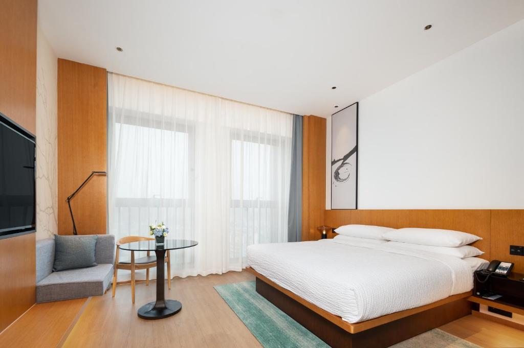 Postel nebo postele na pokoji v ubytování Fairfield by Marriott Zhuhai Xiangzhou