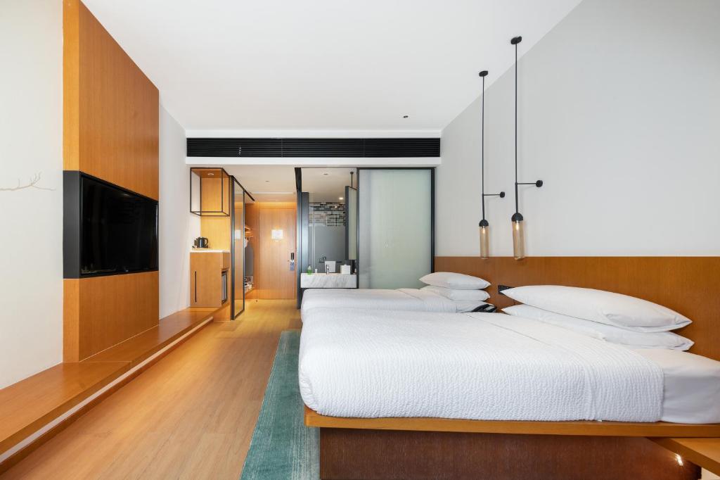 Postel nebo postele na pokoji v ubytování Fairfield by Marriott Zhuhai Xiangzhou