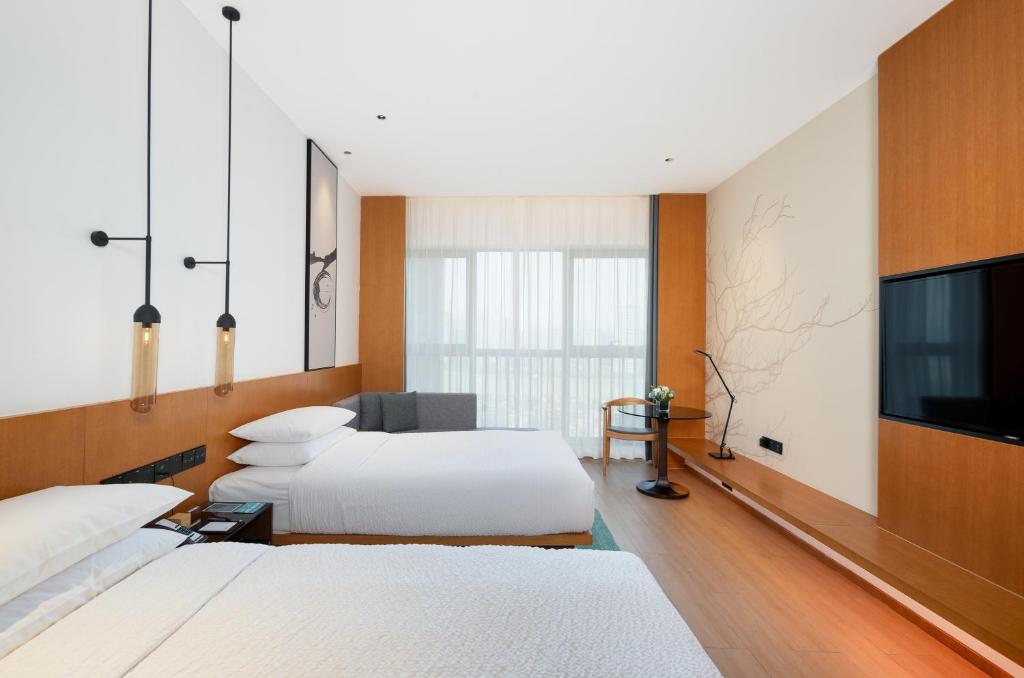 Postel nebo postele na pokoji v ubytování Fairfield by Marriott Zhuhai Xiangzhou