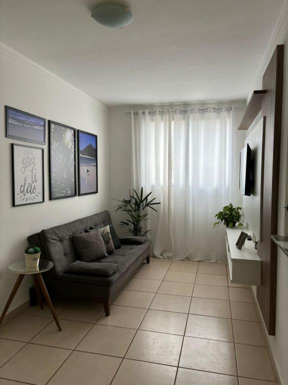 a living room with a couch and a table at Apartamento Firenze in Franca