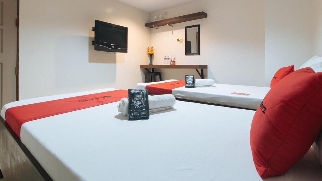Postel nebo postele na pokoji v ubytování RedDoorz @ Bridgeway Hotel Tuguegarao City