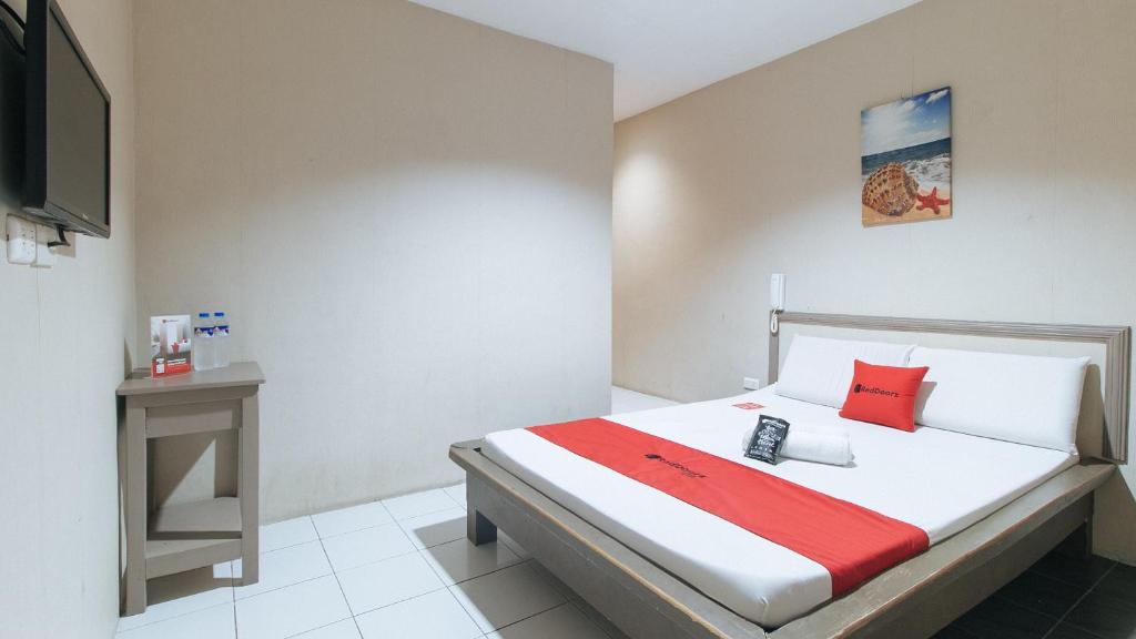 Postel nebo postele na pokoji v ubytování RedDoorz @ Bridgeway Hotel Tuguegarao City