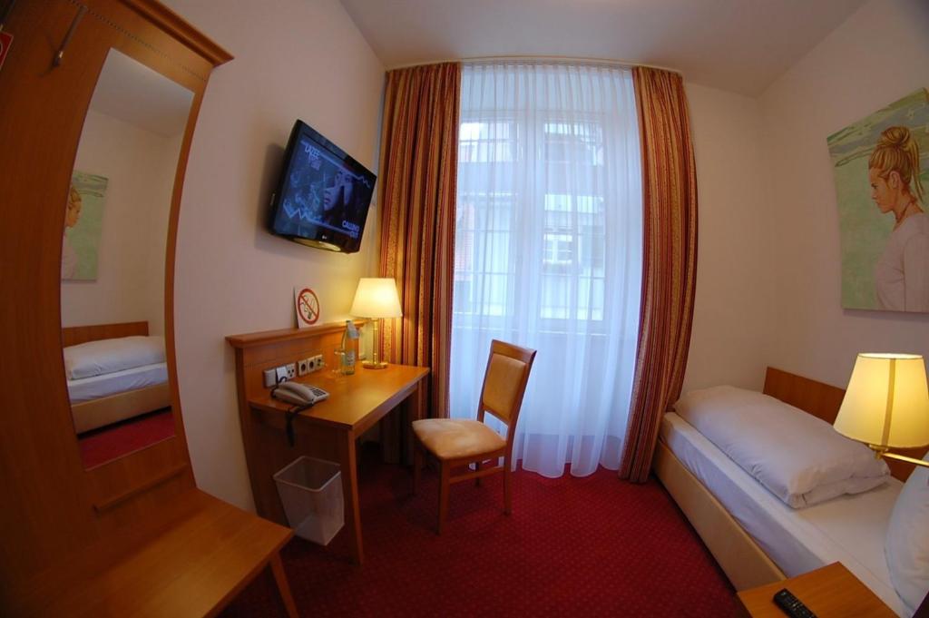 Postel nebo postele na pokoji v ubytování Hotel Mohren Post