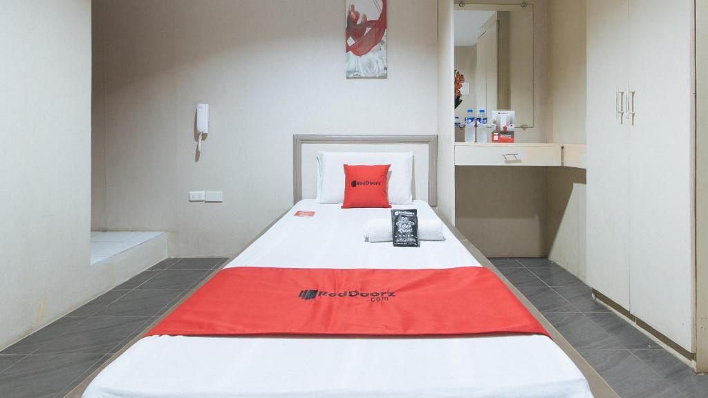 Postel nebo postele na pokoji v ubytování RedDoorz @ Bridgeway Hotel Tuguegarao City