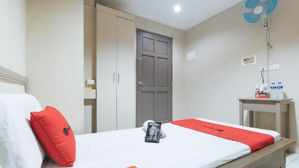 Postel nebo postele na pokoji v ubytování RedDoorz @ Bridgeway Hotel Tuguegarao City