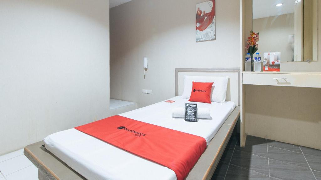 Postel nebo postele na pokoji v ubytování RedDoorz @ Bridgeway Hotel Tuguegarao City