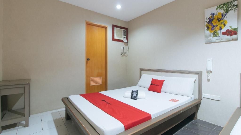 Postel nebo postele na pokoji v ubytování RedDoorz @ Bridgeway Hotel Tuguegarao City