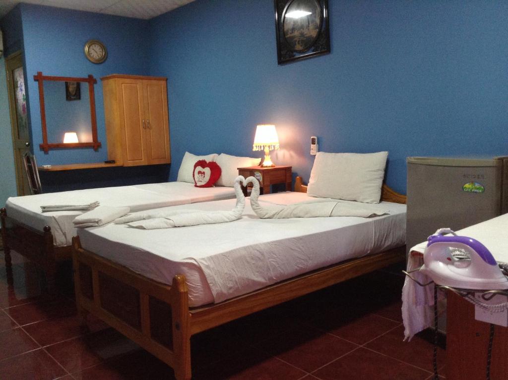 Postel nebo postele na pokoji v ubytování Sunshine Hotel