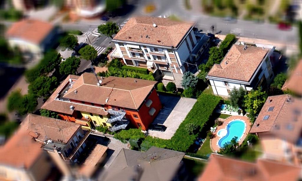 Bazén v ubytování Hotel Benaco nebo v jeho okolí