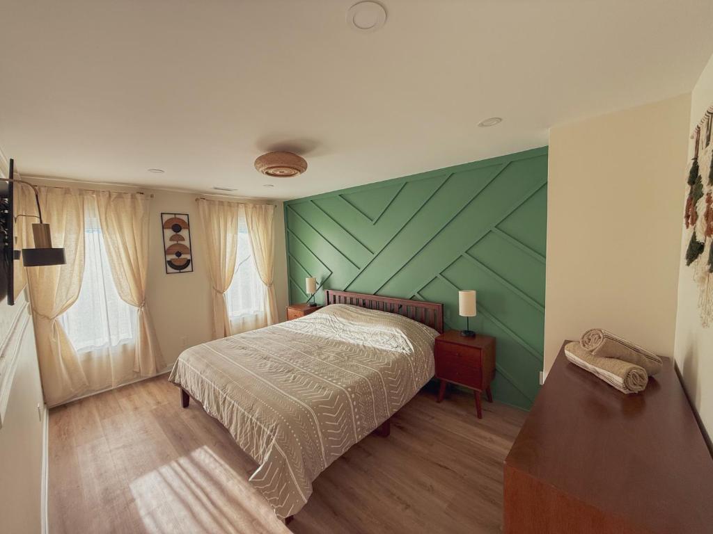 Postel nebo postele na pokoji v ubytování Elegant 3BR 2BA Entire Apartment Short Walk To The Beach Heart Of Wildwood