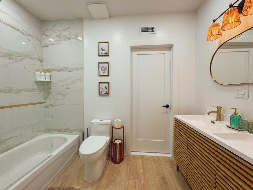 Koupelna v ubytování Elegant 3BR 2BA Entire Apartment Short Walk To The Beach Heart Of Wildwood