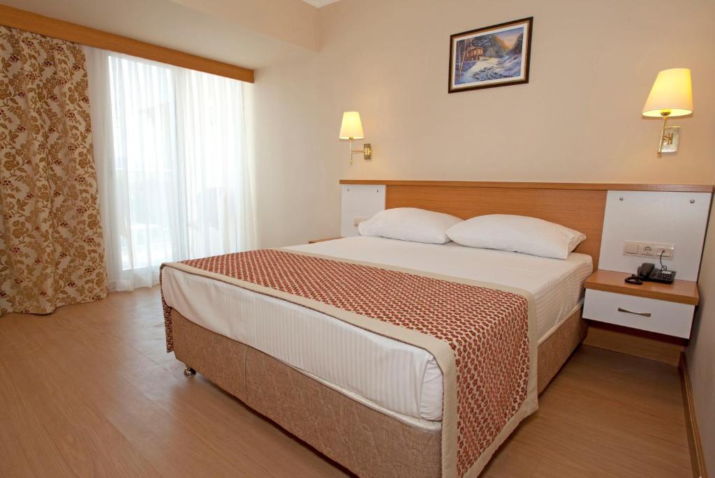 Postel nebo postele na pokoji v ubytování Aes Club Hotel