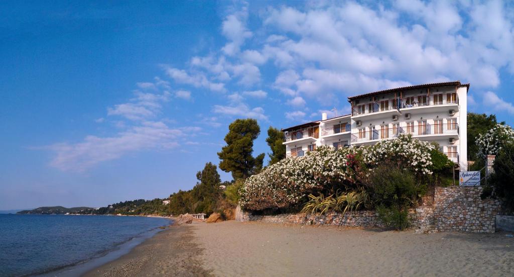 budynek na plaży obok wody w obiekcie Aphrodite Skiathos w mieście Megali Ammos