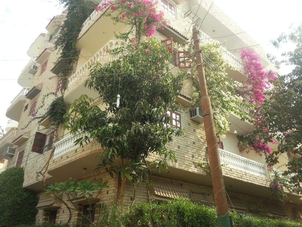 un edificio con plantas a su lado en Royal Apartments Luxor, en Luxor