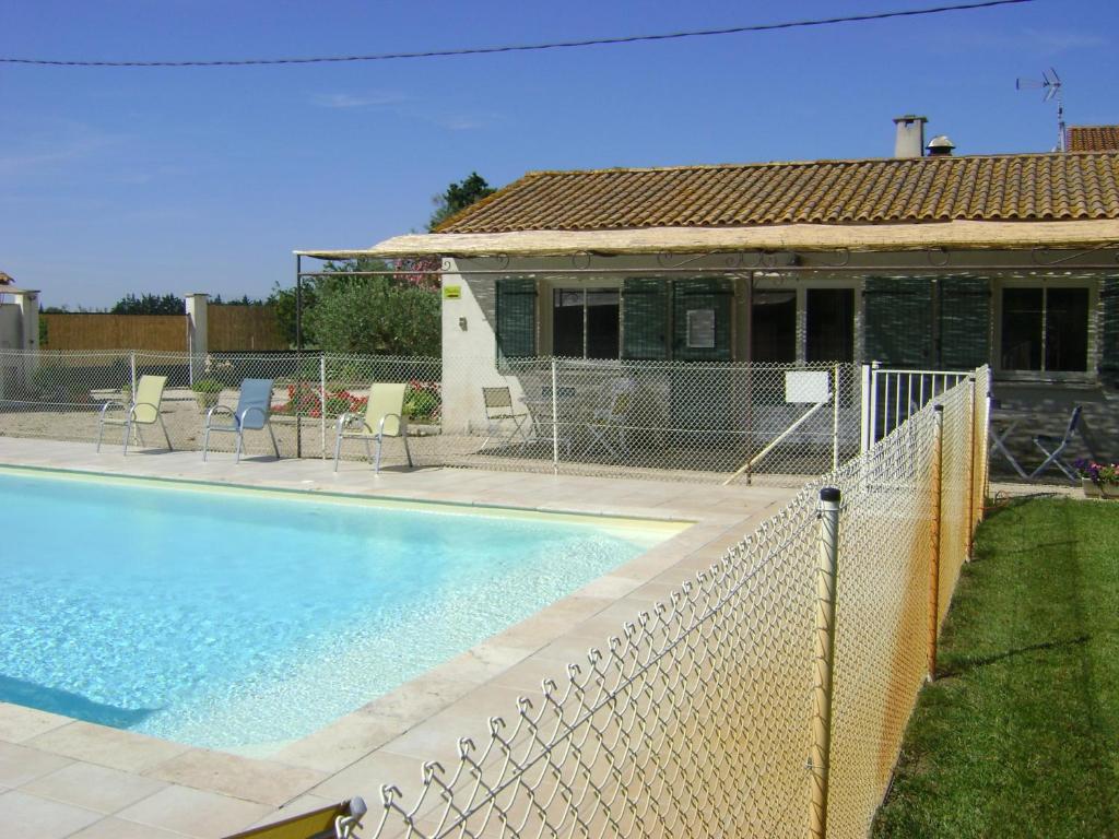 Bazén v ubytování Logis Hotel des Granges nebo v jeho okolí