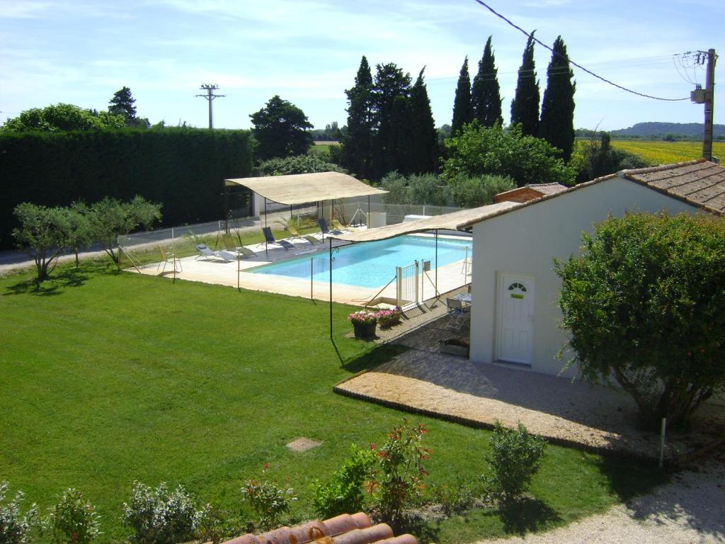 Bazén v ubytování Logis Hotel des Granges nebo v jeho okolí