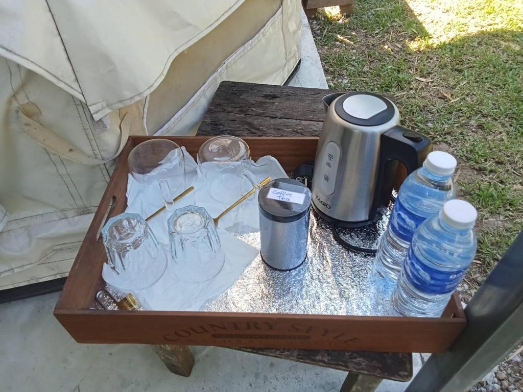 Příslušenství pro přípravu čaje a kávy v ubytování Brookhouse & Glamping