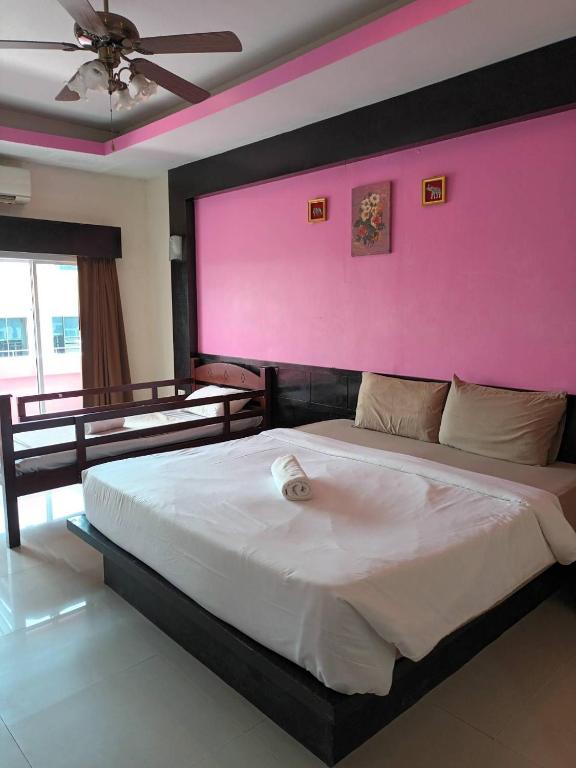 Postel nebo postele na pokoji v ubytování New Lavender Hotel Patong