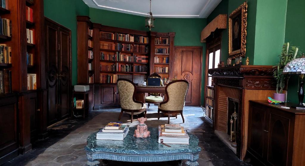 Biblioteca nella stanza in casa privata