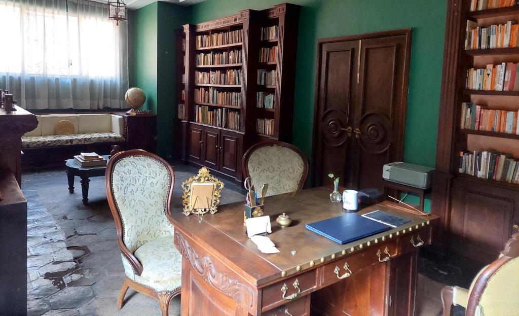 Biblioteca nella stanza in casa privata