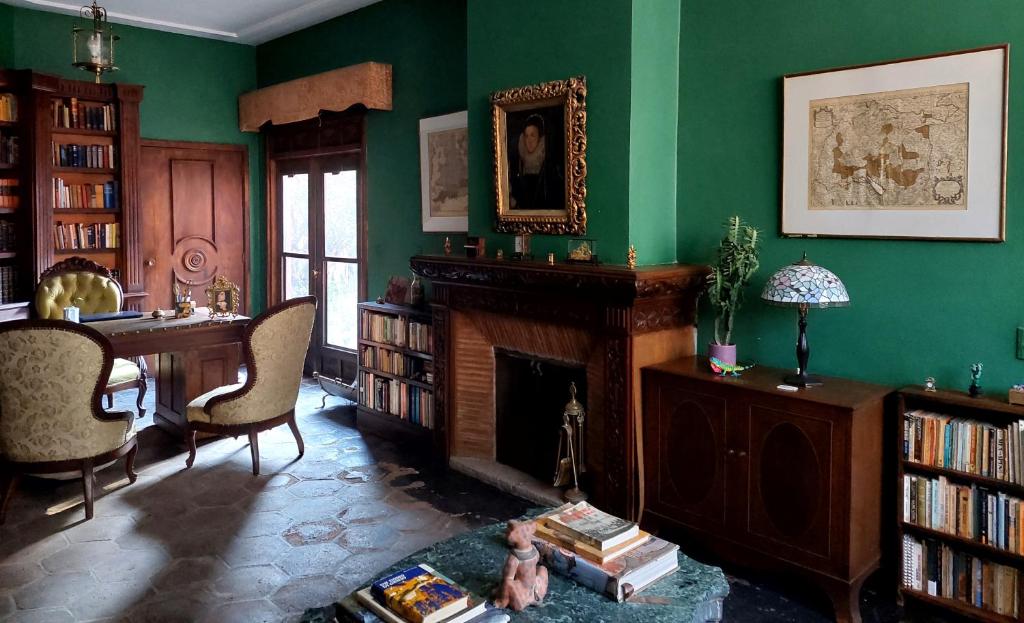 Biblioteca nella stanza in casa privata