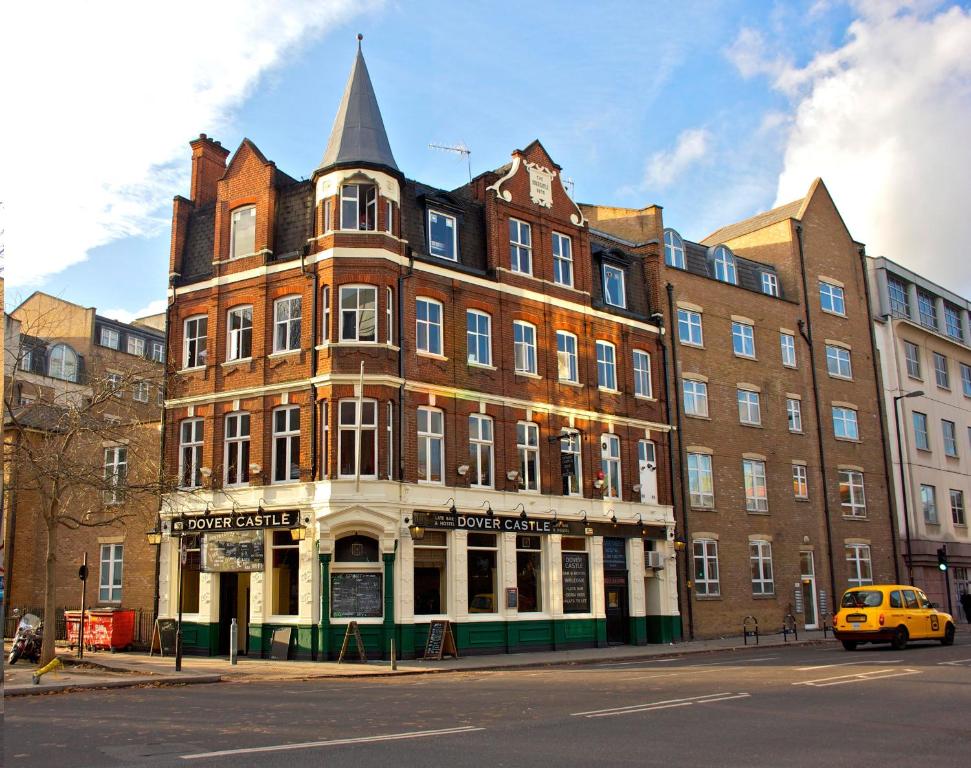 un grande edificio in mattoni all'angolo di una strada di Dover Castle Hostel a Londra