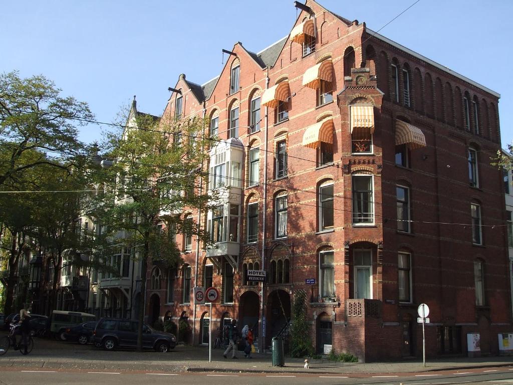 ein großes Backsteingebäude an der Ecke einer Straße in der Unterkunft Hotel Museumzicht in Amsterdam
