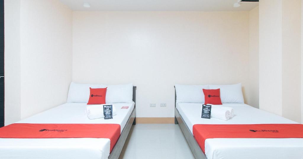 Postel nebo postele na pokoji v ubytování RedDoorz at Isabelita Hotel Tuguegarao City