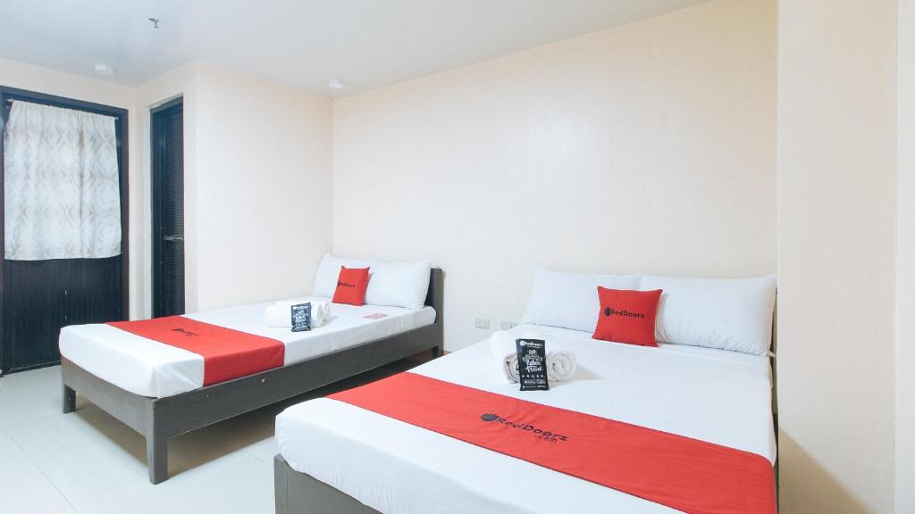 Postel nebo postele na pokoji v ubytování RedDoorz at Isabelita Hotel Tuguegarao City