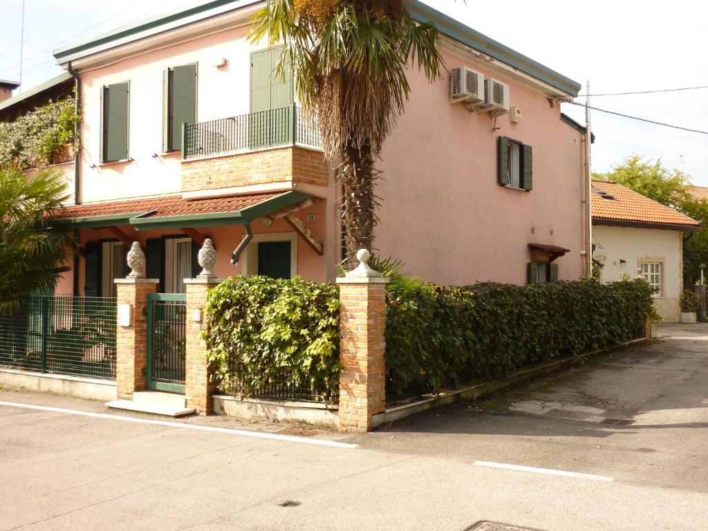 una casa con una palmera delante de ella en Casa Yami, en Padua