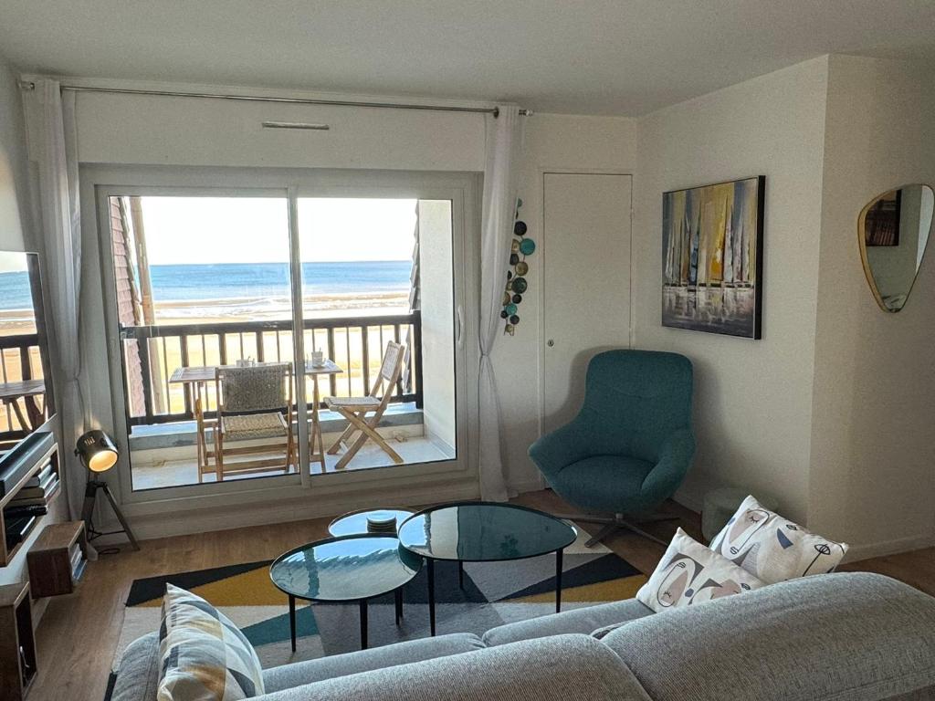 Photo de la galerie de l'établissement Appartement rénové 3 pièces, balcon vue mer, parking, internet, pour 4 pers. - FR-1-487-376, à Cabourg